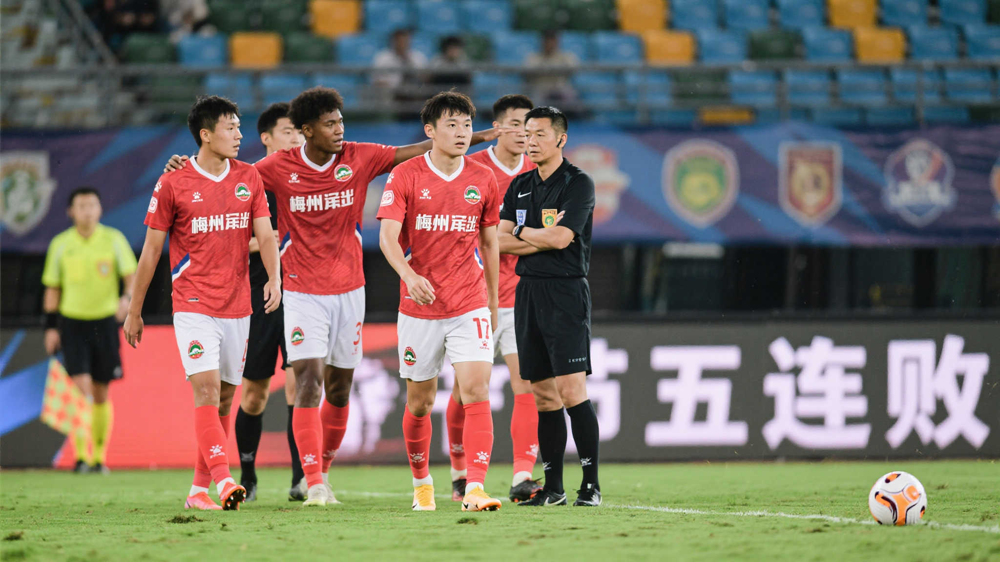 苦练防守迎战国安,梅州客家力争止住连败颓势 苦练防守迎战国安,梅州客家力争止住连败颓势